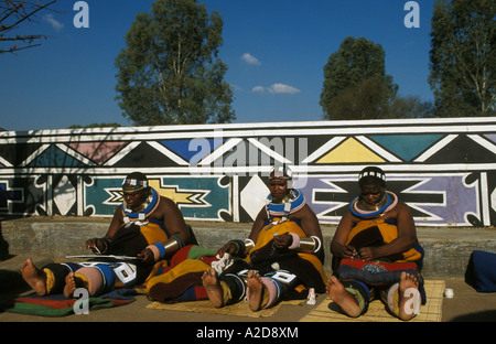 Les femmes Ndebele produisant des perles et peinture, Botshabelo village Ndebele, Afrique du Sud Banque D'Images