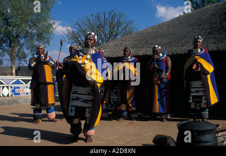Les femmes Ndebele, danse village Ndebele Botshabelo, Afrique du Sud Banque D'Images