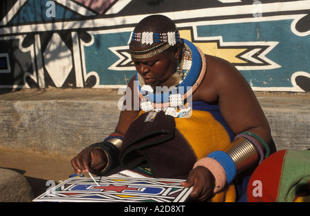 Peinture femme Ndebele, Botshabelo village Ndebele, Afrique du Sud Banque D'Images