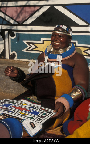 Peinture femme Ndebele, Botshabelo village Ndebele, Afrique du Sud Banque D'Images