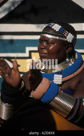 Ndebele woman singing, Botshabelo village Ndebele, Afrique du Sud Banque D'Images