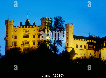 Château de Hohenschwangau, illuminé la nuit, tourné au crépuscule dans les Alpes bavaroises, Château de Hohenschwangau Banque D'Images