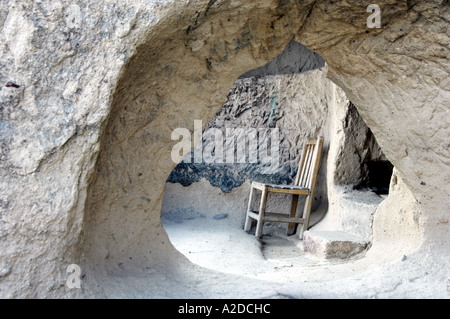 Les portes et les escaliers taillés dans la roche volcanique dans le musée en plein air en Cappadoce Turquie Banque D'Images