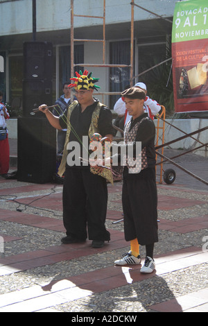 Artiste de rue (jongleurs) effectuant à Tunja, Colombie Banque D'Images