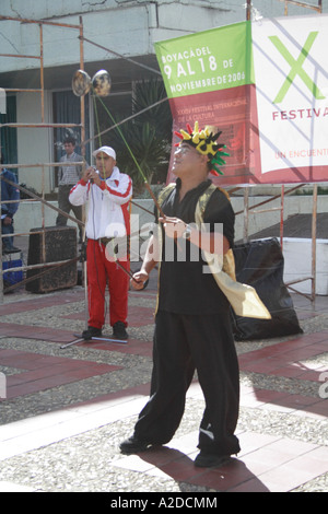 Artiste de rue (jongleurs) effectuant à Tunja, Boyacá, Colombie, Amérique du Sud Banque D'Images