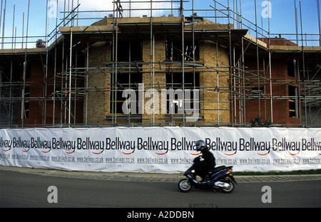 Bellway maisons en construction, immobilier Ravernswood sur l'ancien aéroport à Ipswich, Suffolk, UK. Banque D'Images