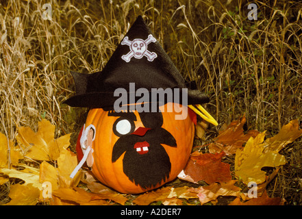 Décorées sur le thème de pirates pumpkin siège au petit point de feuilles Banque D'Images