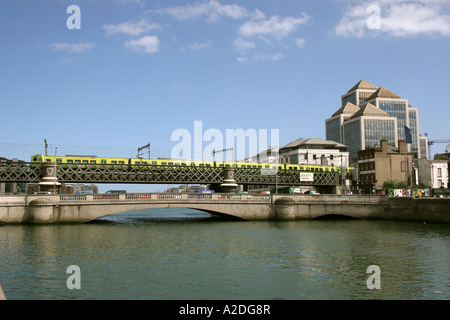 Tara Street Bridge bureaux Dart Ulster Bank Dublin Ireland Banque D'Images