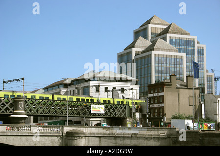 Tara Street Bridge bureaux Dart Ulster Bank Dublin Ireland Banque D'Images