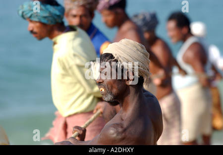 Transporter leurs filets de pêcheurs près de Poovar Island Beach Resort près de Trivandrum Kerala Inde Banque D'Images