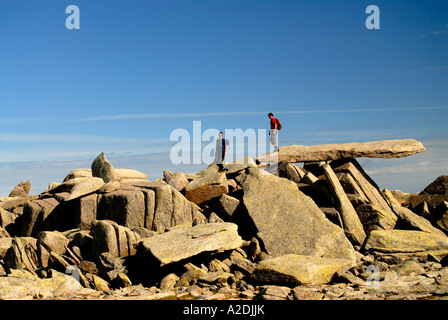 Les promeneurs sur la plage de Glyder Rock en porte-à-faux, le parc national de Snowdonia Gwynedd au Pays de Galles Banque D'Images