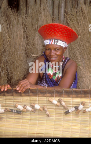 Femme zoulou avec tissage tisser traditionnel et souriant Banque D'Images