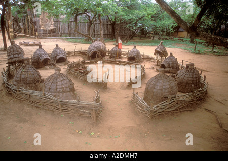 Modèle de village Zulu, Shakaland, Durban, Afrique du Sud. Banque D'Images