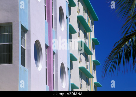 Façades des hôtels art déco avec des couleurs pastel, South Beach, Miami Banque D'Images