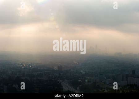 En regardant vers le centre-ville de Los Angeles, vu de l'Hollywood Hills sur un matin brumeux Banque D'Images