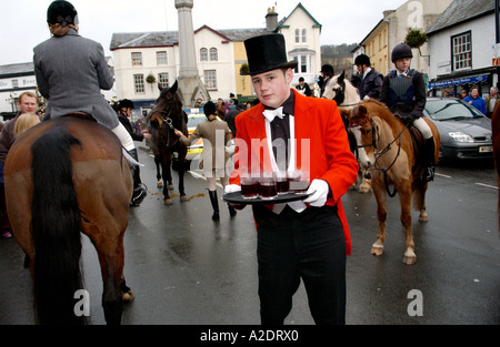 Et Brecon Powys Pays de Galles Abergavenny Recherche de Talybont UK GO personnel de l'hôtel Ours servir vin chaud aux coureurs Banque D'Images