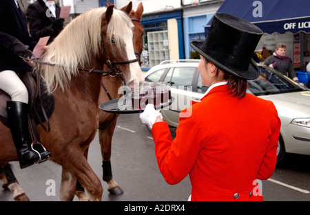 Et Brecon Powys Pays de Galles Abergavenny Recherche de Talybont UK GO personnel de l'hôtel Ours servir vin chaud aux coureurs Banque D'Images