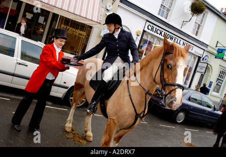 Et Brecon Powys Pays de Galles Abergavenny Recherche de Talybont UK GO personnel de l'hôtel Ours servir vin chaud aux coureurs Banque D'Images