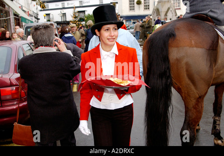 Et Brecon Powys Pays de Galles Abergavenny Recherche de Talybont UK GO personnel de l'hôtel Ours servir vin chaud et tartes hachées aux coureurs Banque D'Images