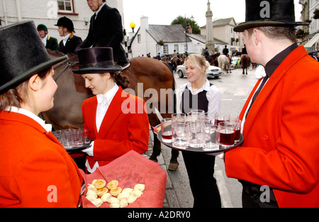 Et Brecon Powys Pays de Galles Abergavenny Recherche de Talybont UK GO personnel de l'hôtel Ours servir vin chaud et tartes hachées aux coureurs Banque D'Images