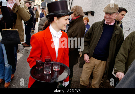 Et Brecon Powys Pays de Galles Abergavenny Recherche de Talybont UK GO personnel de l'hôtel Ours servir vin chaud aux coureurs Banque D'Images