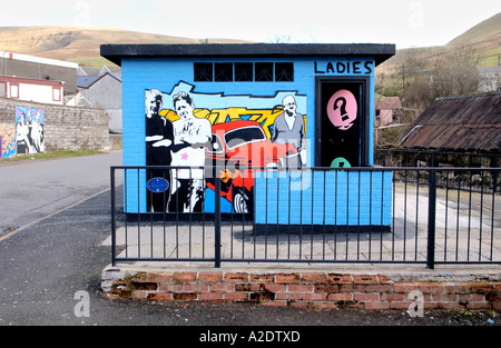 Projet graffiti communautaire sur les toilettes dans l'ancien village minier de charbon Nantymoel Mid Glamorgan South Wales UK Banque D'Images