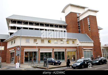 Tinopolis TV studio situé dans un ancien supermarché Tesco complet avec un plusieurs étages à Llanelli West Wales UK Banque D'Images