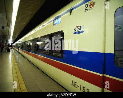 Chemin de Fer Électrique Keisei Skyliner à partir de l'Aéroport International de Narita à Tokyo au centre-ville de Nippori et stations d'Ueno Japon Banque D'Images