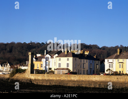 BEAUMARIS ISLE OF ANGLESEY AU NORD DU PAYS DE GALLES UK Janvier à l'ensemble de maisons sur le front de mer de la jetée Banque D'Images