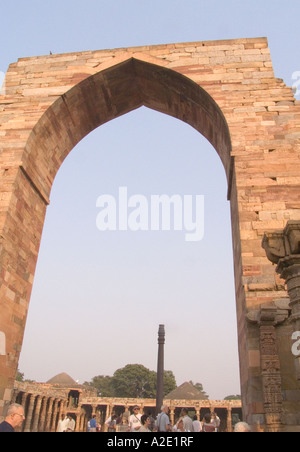 DELHI INDE ASIE Novembre la cour de la mosquée Quwwat ul Islam Masjid construite avec la puissance de l'Hindus Banque D'Images