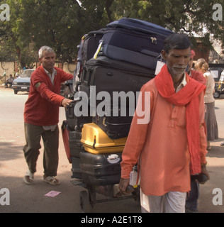 JHANSI Madhya Pradesh Inde Asie porteurs novembre réunissant les touristes avec une assurance de la gare Banque D'Images