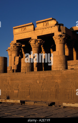 AF, l'Égypte, Kom Ombo. Lits 1 Temples de Kom Ombo. Sur la gauche est dieu Haroeris, et à droite est dieu Sobek. Banque D'Images