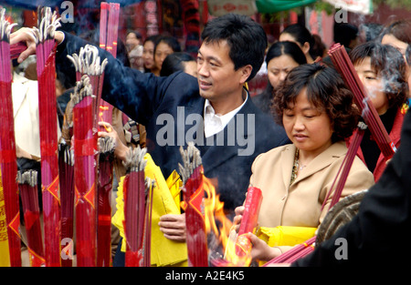 L'Asie, la Chine. Les citoyens de la région de Jinan (Shandong) en faisant des offrandes d'encens à un 1000 Montagne de Bouddha (Qian Fo Shan) temple. Banque D'Images