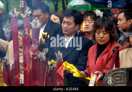 L'Asie, la Chine. En faisant des offrandes d'encens à un 1000 Montagne de Bouddha (Qian Fo Shan) temple de Jinan (province du Shandong). Banque D'Images