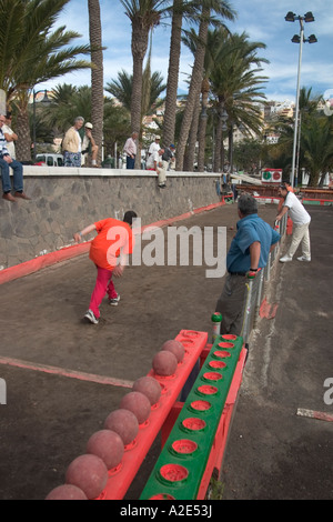 Les sections locales de jouer à la pétanque (pétanque) à San Sebastian, la capitale de La Gomera, aux Canaries, Islas Canarias, España Banque D'Images