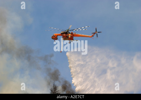 L'eau chute d'hélicoptère Sikorsky sur un feu de forêt Banque D'Images