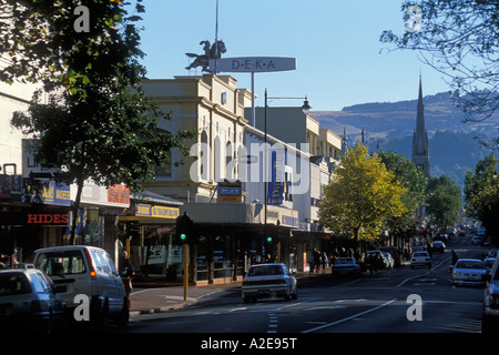 À la George Street vers le nord jusqu'à l'église Knox dans le centre-ville de Dunedin, capitale de l'Otago ile sud Nouvelle Zelande Banque D'Images