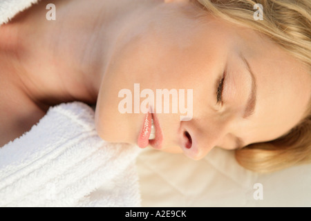 Femme aux yeux clos Banque D'Images