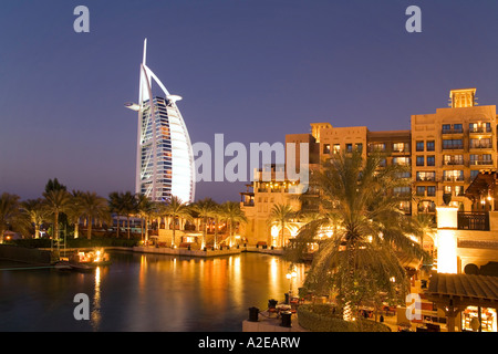 La plage de Jumeirah Dubaï Burj al Arab Medinat Jumeirah crépuscule canal Banque D'Images