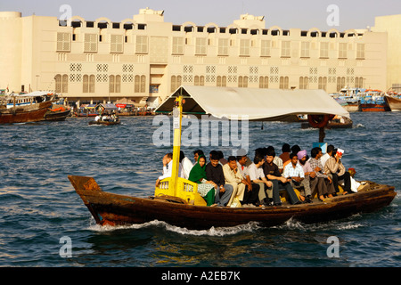 Dubai Creek Ferries sur la Crique de Dubaï entre Deira et Bur Dubai Banque D'Images