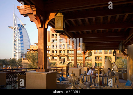 La plage de Jumeirah Dubaï Burj al Arab Medinat Jumeirah Bari bar terasse coucher du soleil Banque D'Images