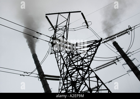 Cheminées poteaux haute tension Banque D'Images