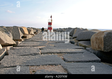 Un long chemin vers le phare à Alvor Algarve Portugal Banque D'Images