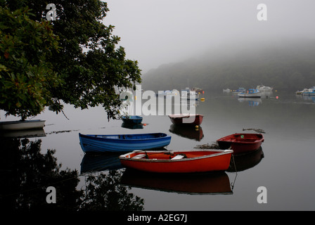 Bateaux amarrés sur la rivière Fowey à marée haute sur un matin brumeux de Fowey Cornwall Golant England UK 11 Septembre 2006 Banque D'Images