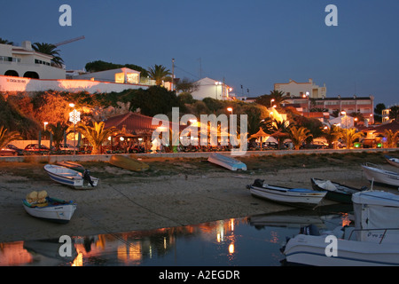 Cafés Restaurants Vie nocturne au bord de l'eau à Alvor Algarve Portugal Banque D'Images