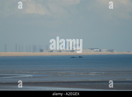 Une centrale nucléaire de Dungeness vu de l'autre côté de la rivière Rother et Rye Bay Banque D'Images