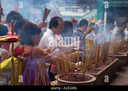 dh Temple WONG TAI SIN HONG KONG worShippers chinois jos bâtons fumer dans les urnes temple sanctuaire taoïsme fumée encens chine foule religions gens Banque D'Images