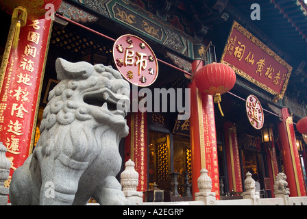 Dh le Temple de Wong Tai Sin Wong Tai Sin HONG KONG garde statue de Lion foo fu lion shrine temple temples chinois chien chine taoïste Banque D'Images