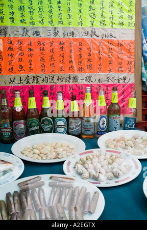 dh Restaurant de poissons de fruits de mer CHEUNG CHAU ISLAND HONG KONG ISLANDS Plats de mer chinois avec repas et bouteilles de bière, menu de calligraphie chine Banque D'Images