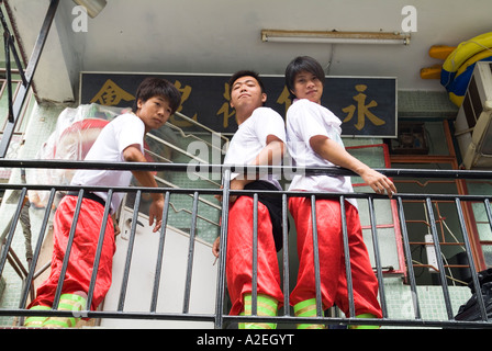 dh CHEUNG CHAU HONG KONG les danseuses du lion habillent les jeunes garçons adolescents Banque D'Images